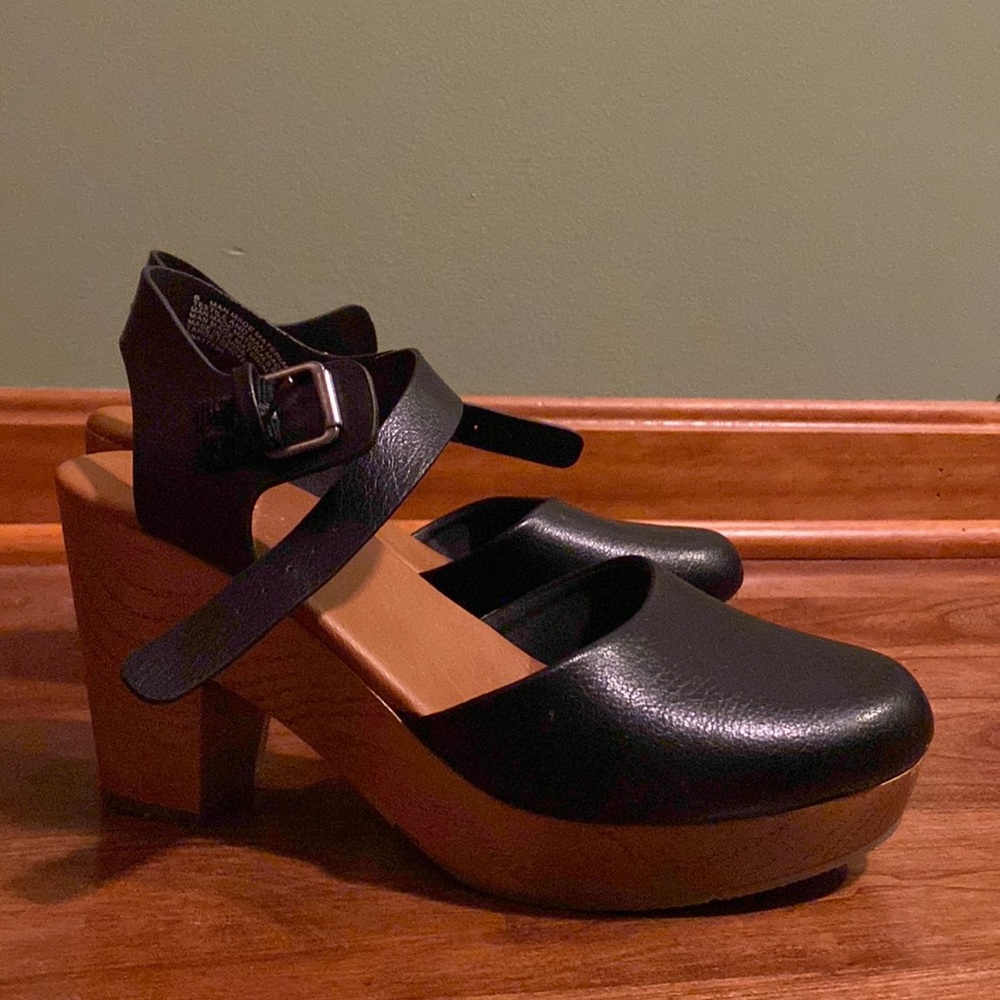 {worn once} lightweight clogs